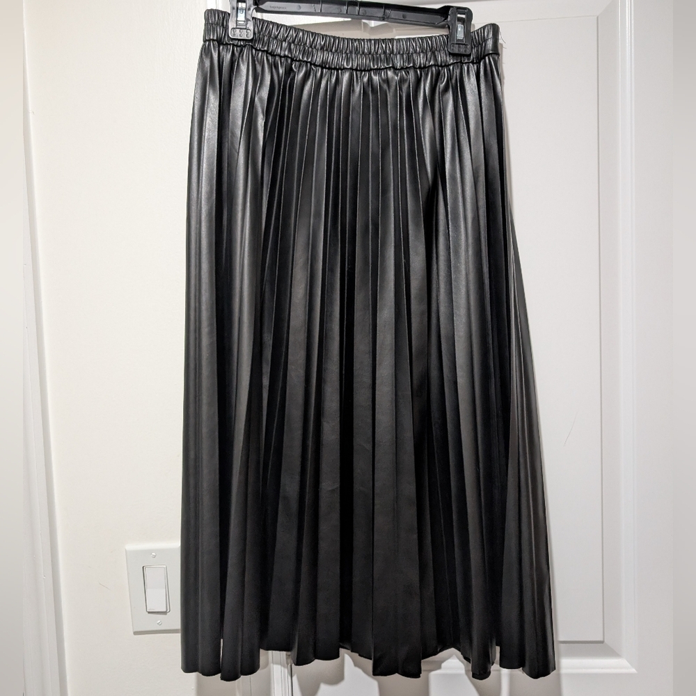 Sincerely Jules Black Pleated Faux Leather Midi Skirt Size L - Picture 2 of 4